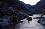 Molhando os pés na água fria no final da tarde e do primeiro dia de caminhada para as ruínas de Choquequirao, no Peru